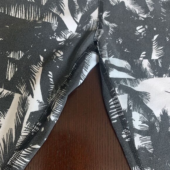 Fabletics Define Mid Rise Crop Legging Womens Sz Medium Black White Malibu Print - Picture 8 of 9